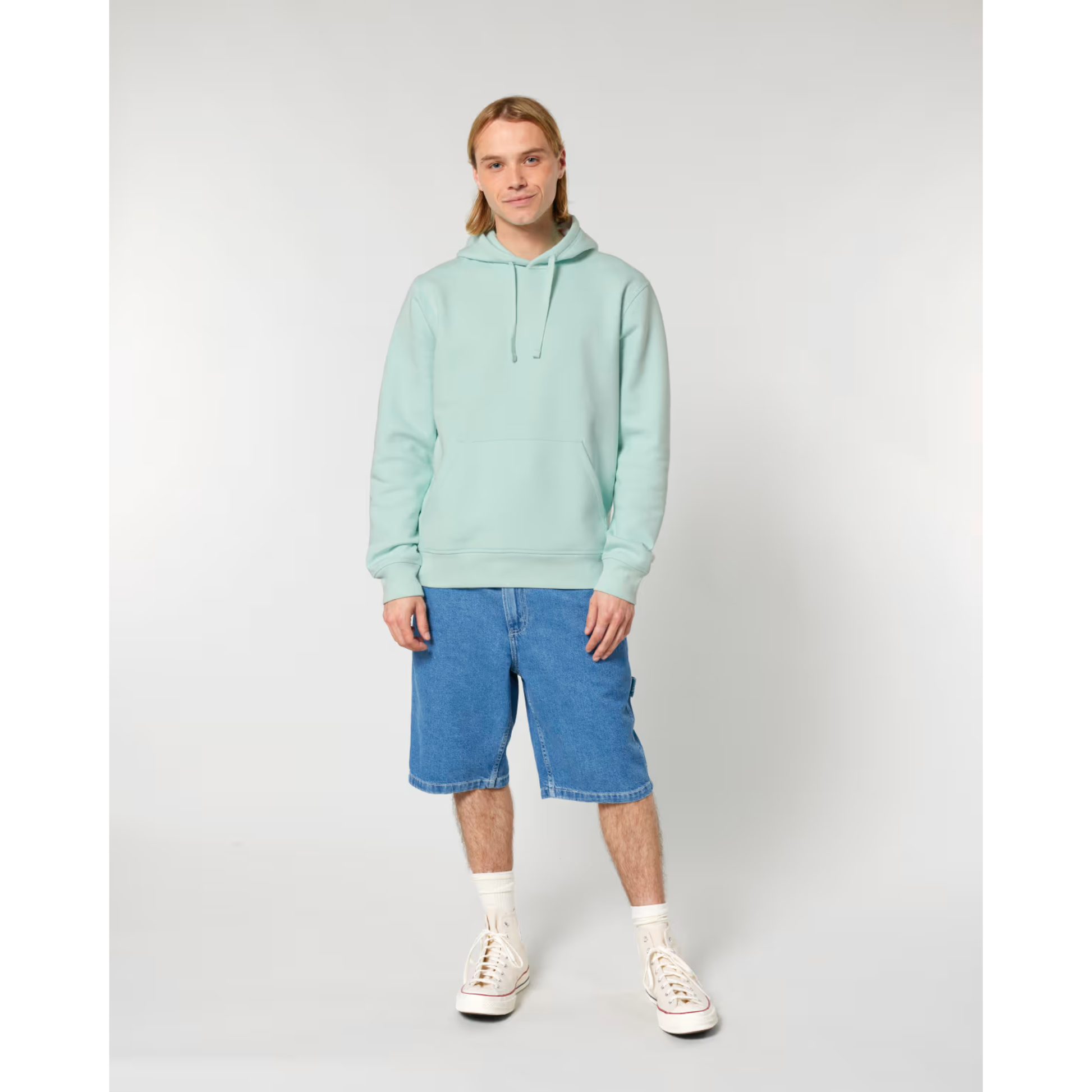 Model draagt mintgroene hoodie van voren – clean barista-look met casual pasvorm.