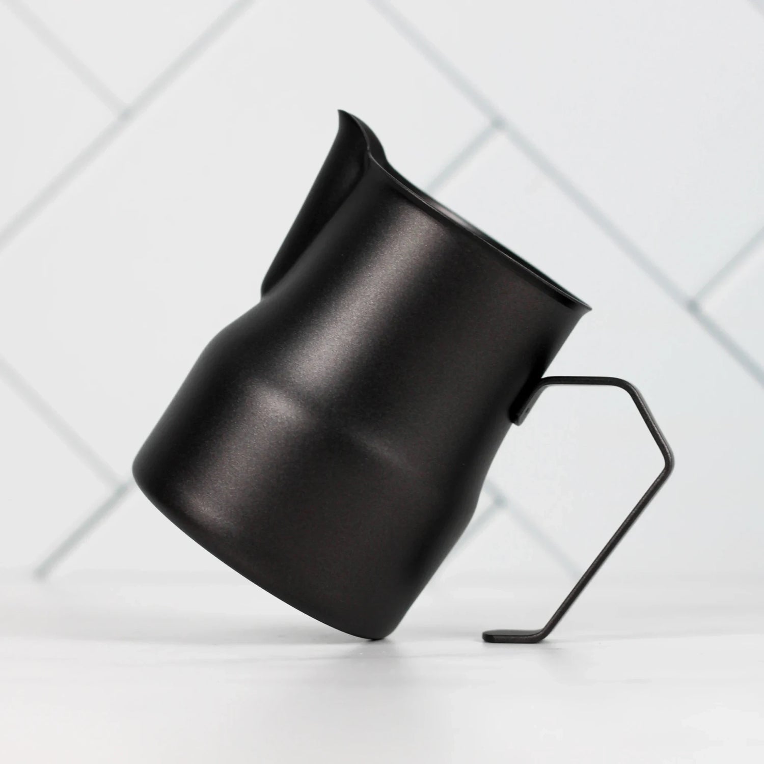 Moderne zwarte melkkan 450ml met strakke vorm – product van De Barista Shop