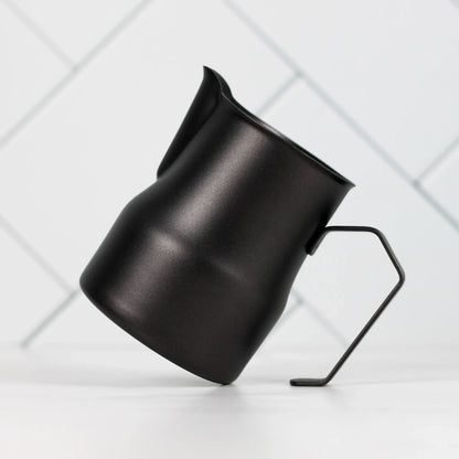 Moderne zwarte melkkan 450ml met strakke vorm – product van De Barista Shop