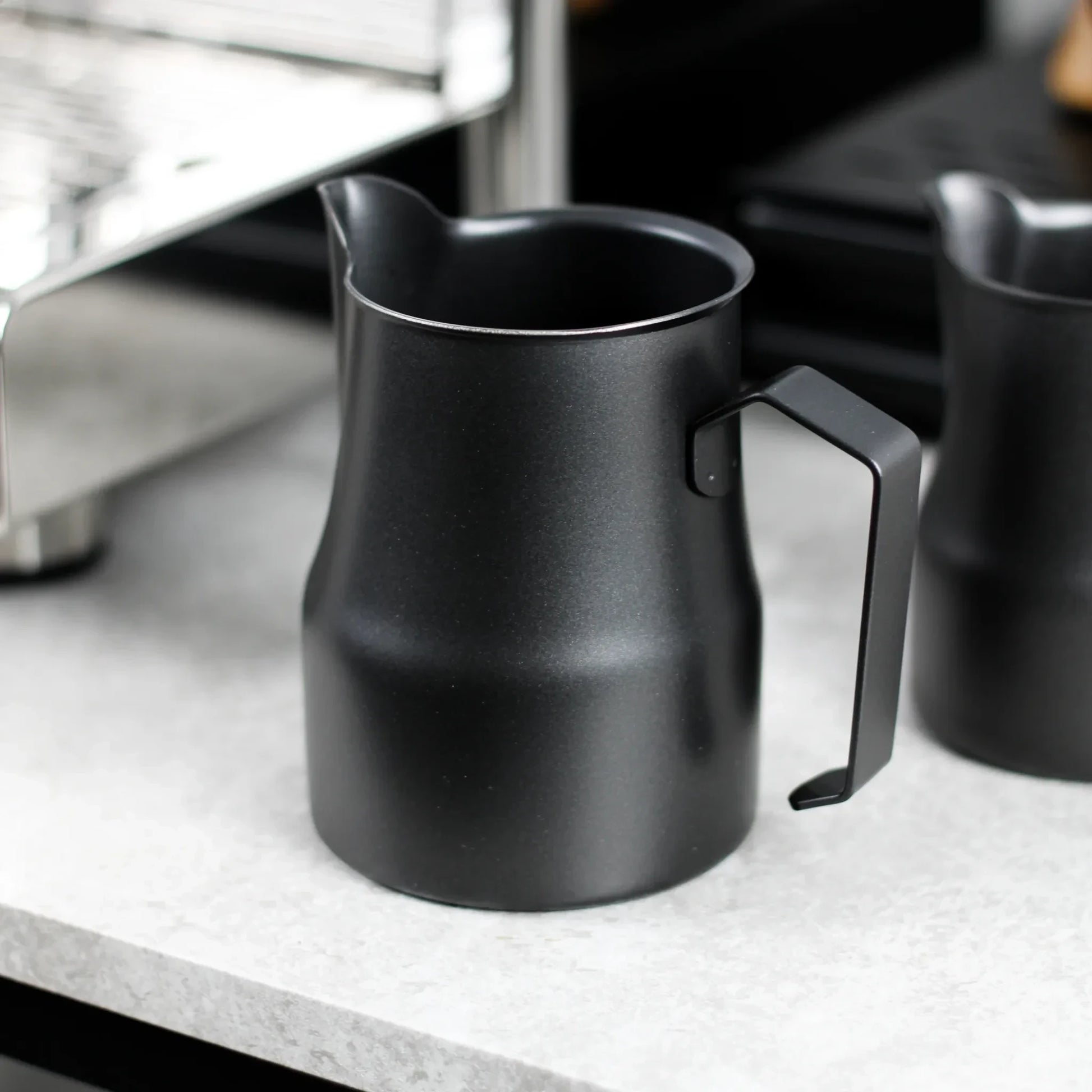 Zwarte melkkan 450ml bij espressomachine – verkrijgbaar bij De Barista Shop