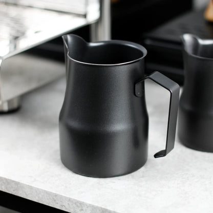 Zwarte melkkan 450ml bij espressomachine – verkrijgbaar bij De Barista Shop