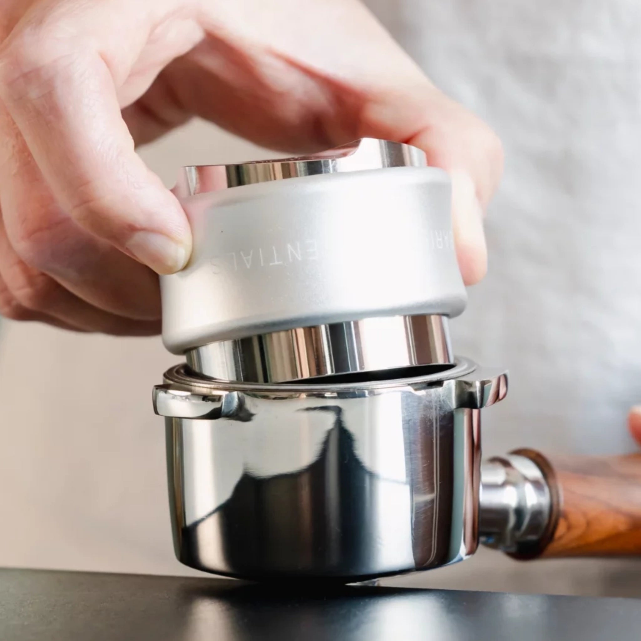 Barista Essentials 2-in-1 tamper en verdeler, een must-have voor koffieliefhebbers.