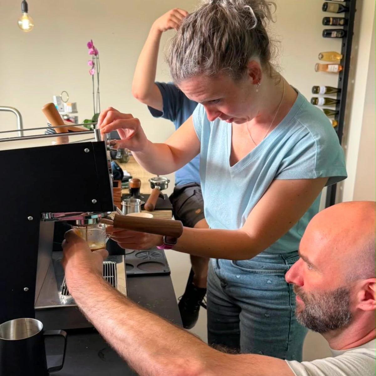 Deelnemer timet samen met een baristatrainer de espresso-extractie tijdens een barista workshop aan huis op de eigen Ascaso-espressomachine.