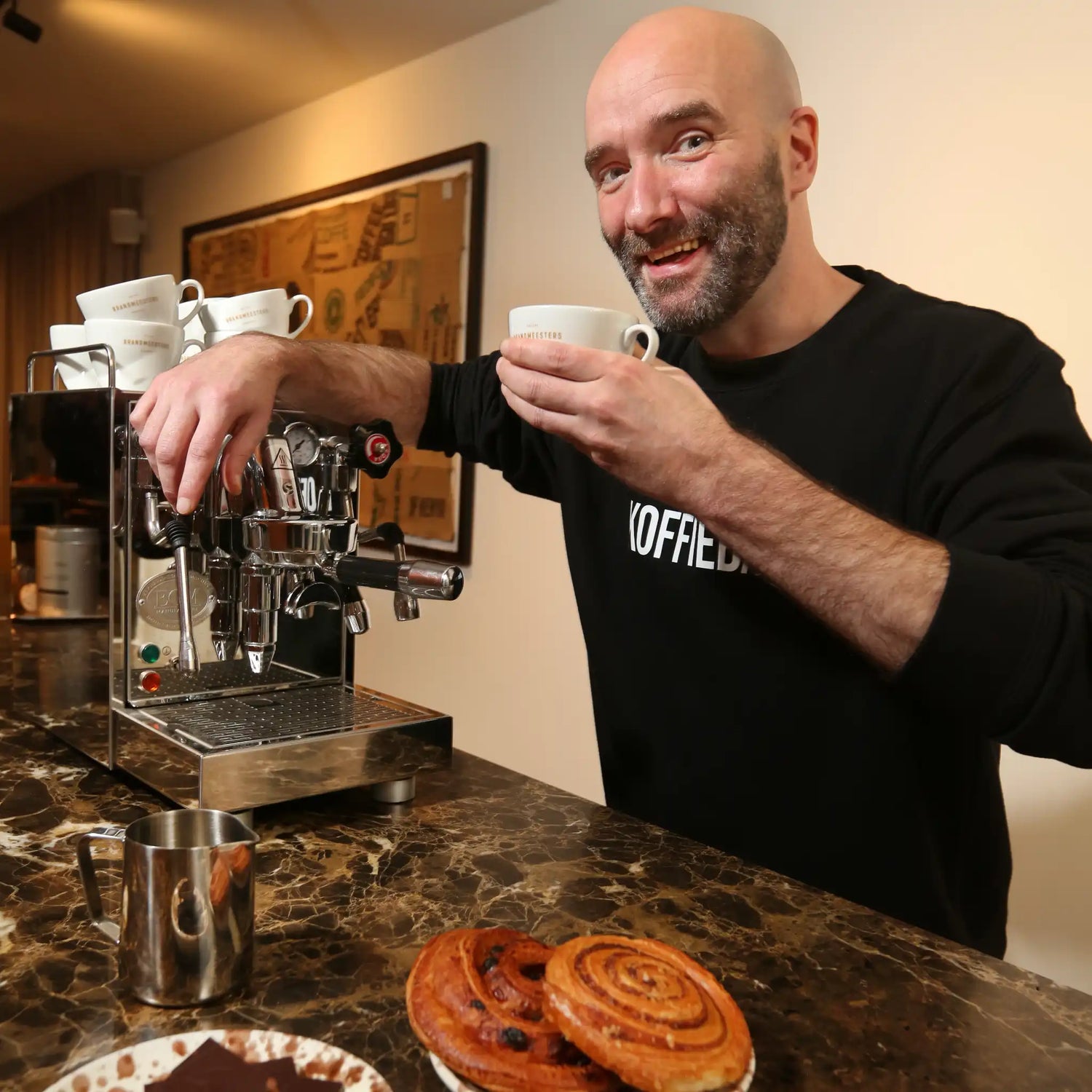 Barista workshop aan huis met koffie coach Geert-Jan van der Molen, gericht op persoonlijke begeleiding, espresso zetten en koffie proeven in huiselijke setting.