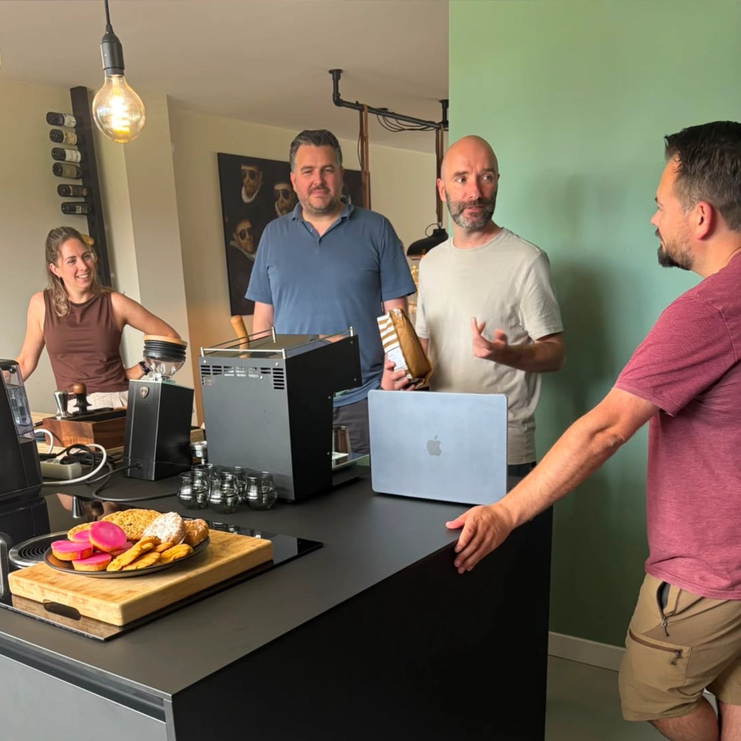Geert-Jan de Baristaman geeft meerdere deelnemers uitleg met een zak Aficionado koffiebonen tijdens een barista workshop aan huis op de eigen Ascaso-espressomachine.