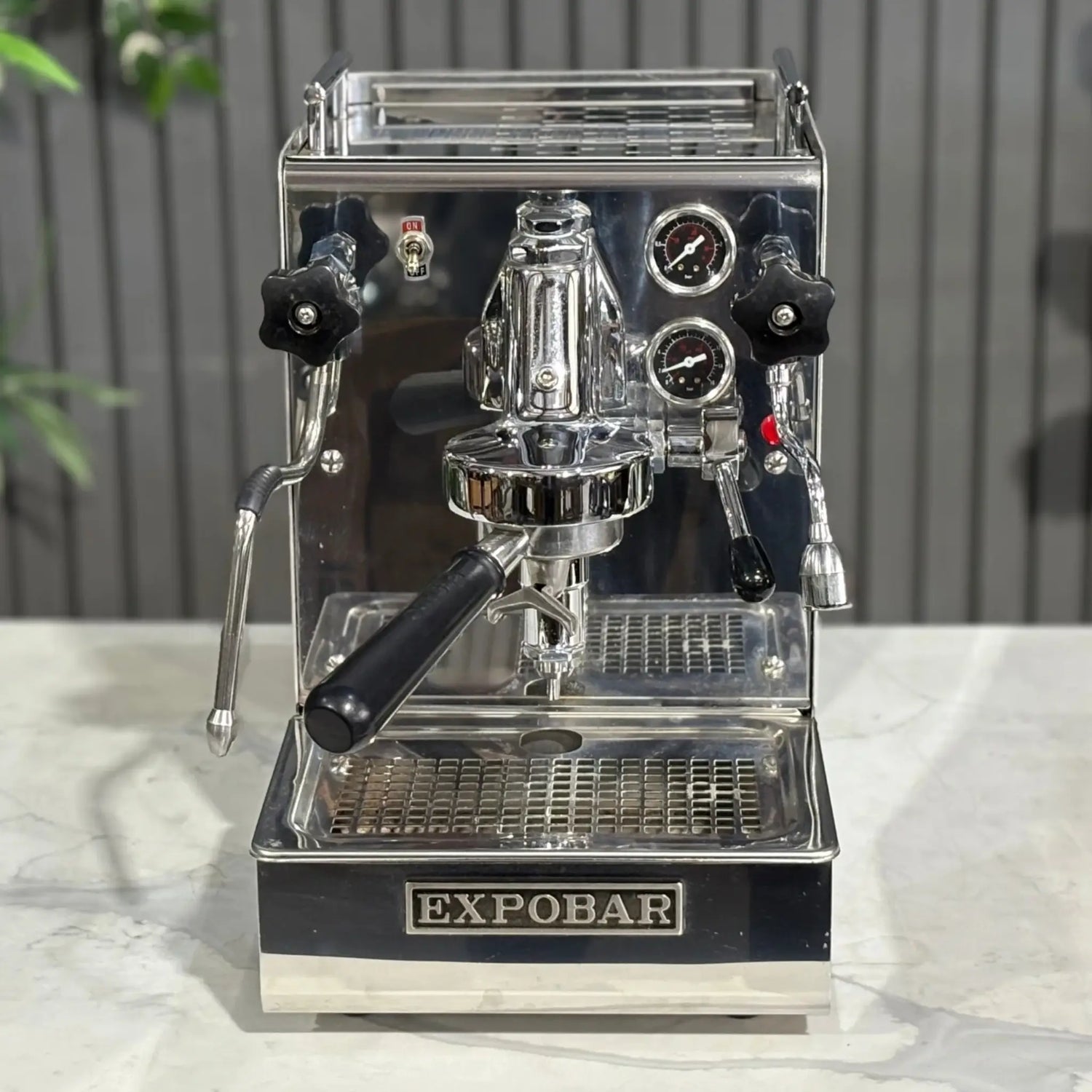 Expobar espressomachine waarop een barista workshop gegeven wordt.