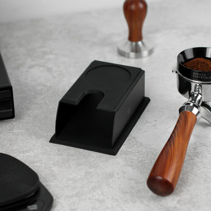 Het Tamping Station Zwart van Barista Essentials is niet weg te denken als barista tool voor de thuisbarista! Dit zwarte tamping station verhoogd de kwaliteit van je koffie. Het zwarte tamping station van Barista Essentials ondersteund de filterdrager tijdens het tampen en je espresso krijg daardoor een stevige tamp.