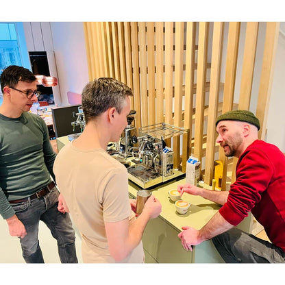 Geertjandebaristaman geeft als barista coach en koffie training uitleg over melkschuim en latte art tijdens een prive workshop aan huis
