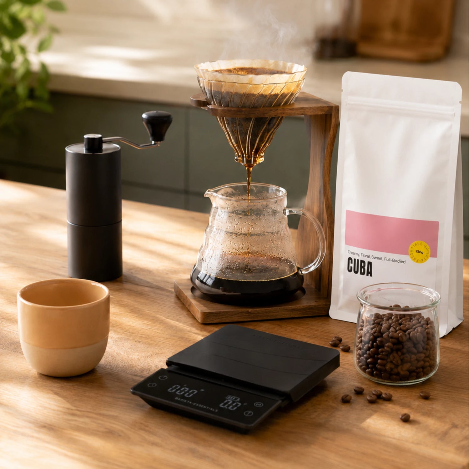 V60 filterkoffie, koffieweegschaal en verse koffiebonen op de keukentafel.