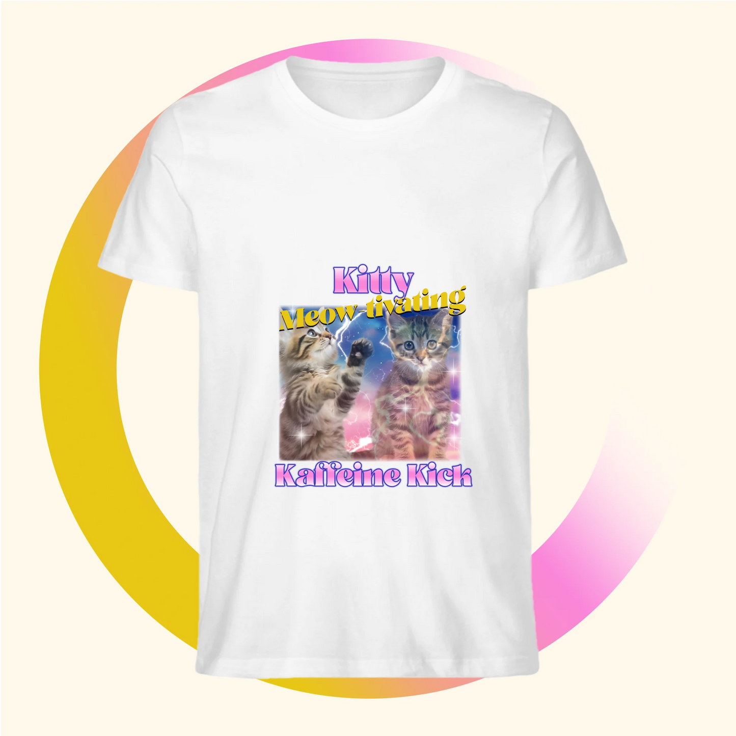 Biologisch wit t-shirt met koffie afbeelding van kittens met leuke tekst Kitty Kaffeine Kick van deBaristashop en Geertjandebaristaman. Productafbeelding voorkant.