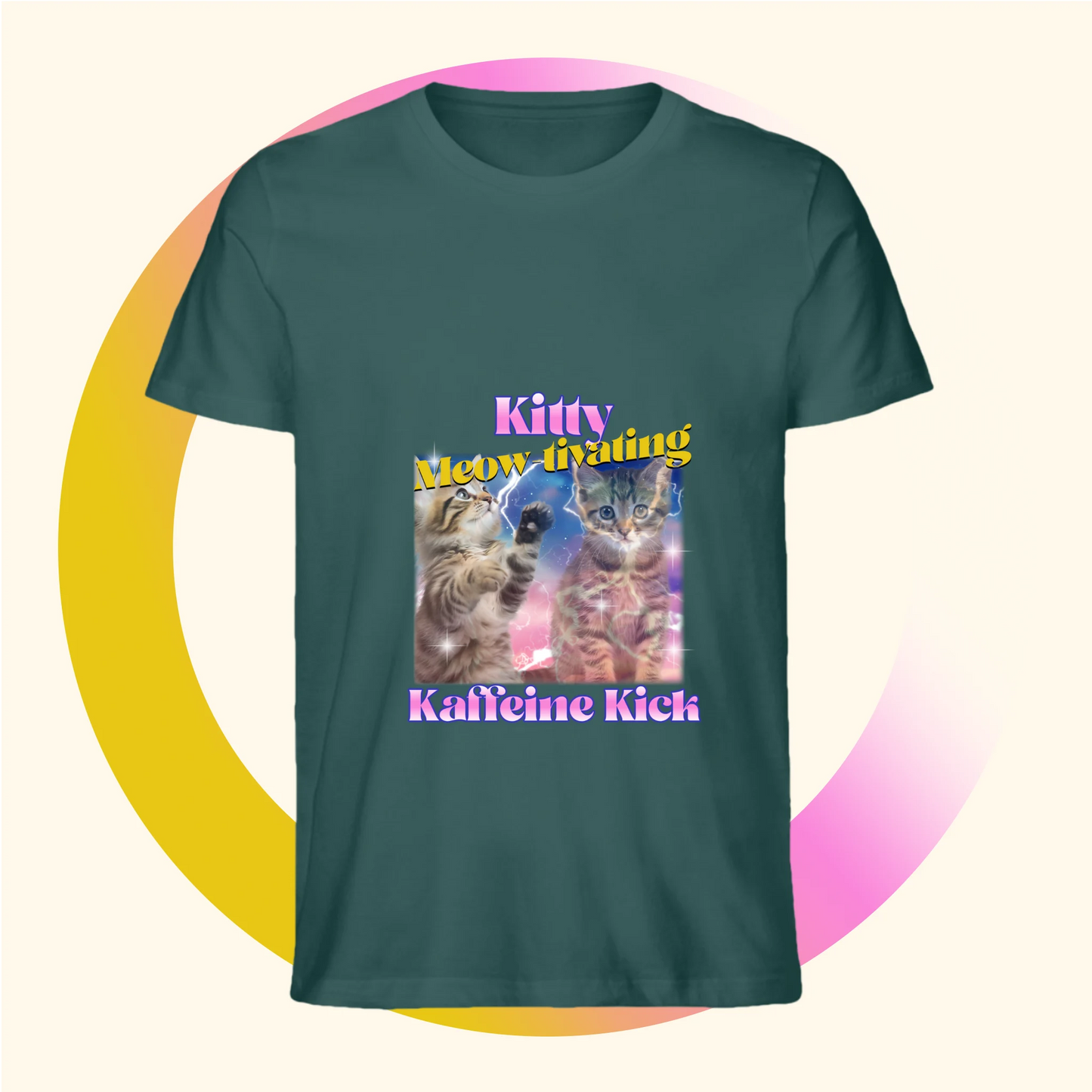 Biologisch groen t-shirt met koffie afbeelding van kittens met leuke tekst Kitty Kaffeine Kick van deBaristashop en Geertjandebaristaman. Productafbeelding voorkant.