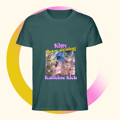 Biologisch groen t-shirt met koffie afbeelding van kittens met leuke tekst Kitty Kaffeine Kick van deBaristashop en Geertjandebaristaman. Productafbeelding voorkant.