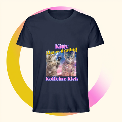 Biologisch blauw t-shirt met koffie afbeelding van kittens met leuke tekst Kitty Kaffeine Kick van deBaristashop en Geertjandebaristaman. Productafbeelding voorkant.