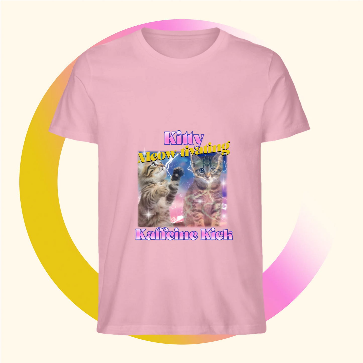 Biologisch roze t-shirt met koffie afbeelding van kittens met leuke tekst Kitty Kaffeine Kick van deBaristashop en Geertjandebaristaman. Productafbeelding voorkant.