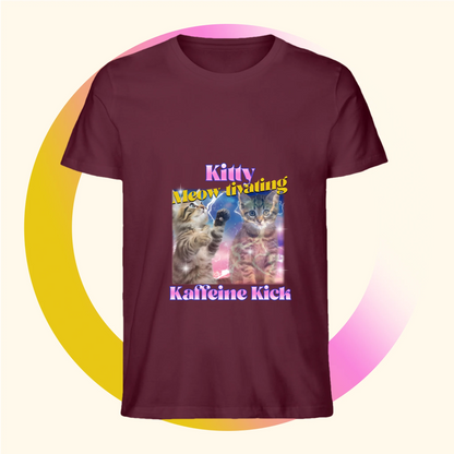 Biologisch rood t-shirt met koffie afbeelding van kittens met leuke tekst Kitty Kaffeine Kick van deBaristashop en Geertjandebaristaman. Productafbeelding voorkant.