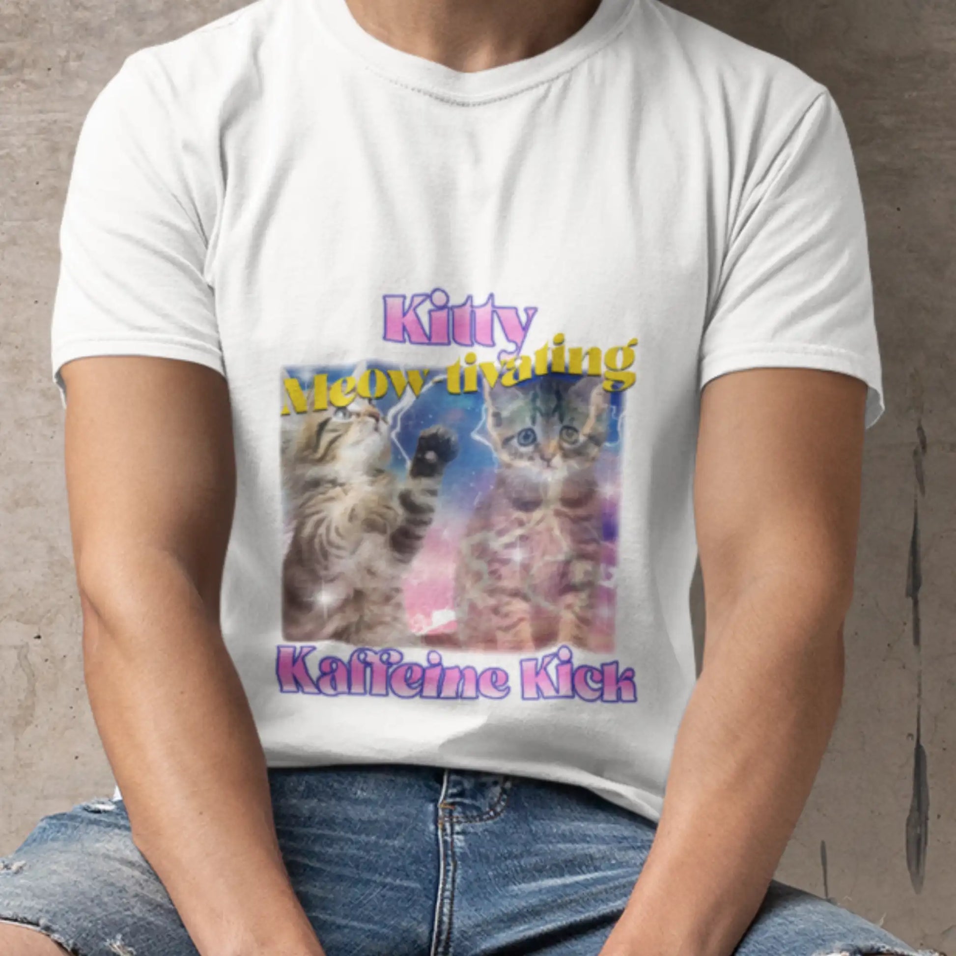 Biologisch t-shirt met koffie afbeelding van kittens met leuke tekst Kitty Kaffeine Kick van deBaristashop en Geertjandebaristaman. Sfeerbeeld.