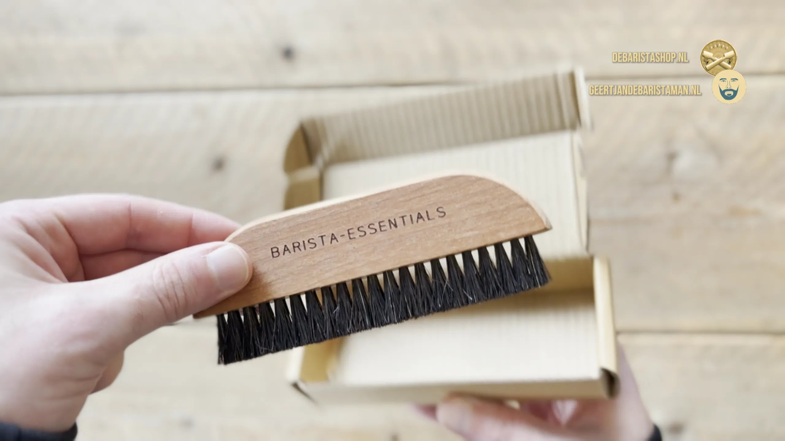 Video laden: Video van Houten barista koffieborstel met stevige haren voor het schoonmaken van espressomachine, koffiemolen en werkblad – Barista-Essentials en De Barista Shop