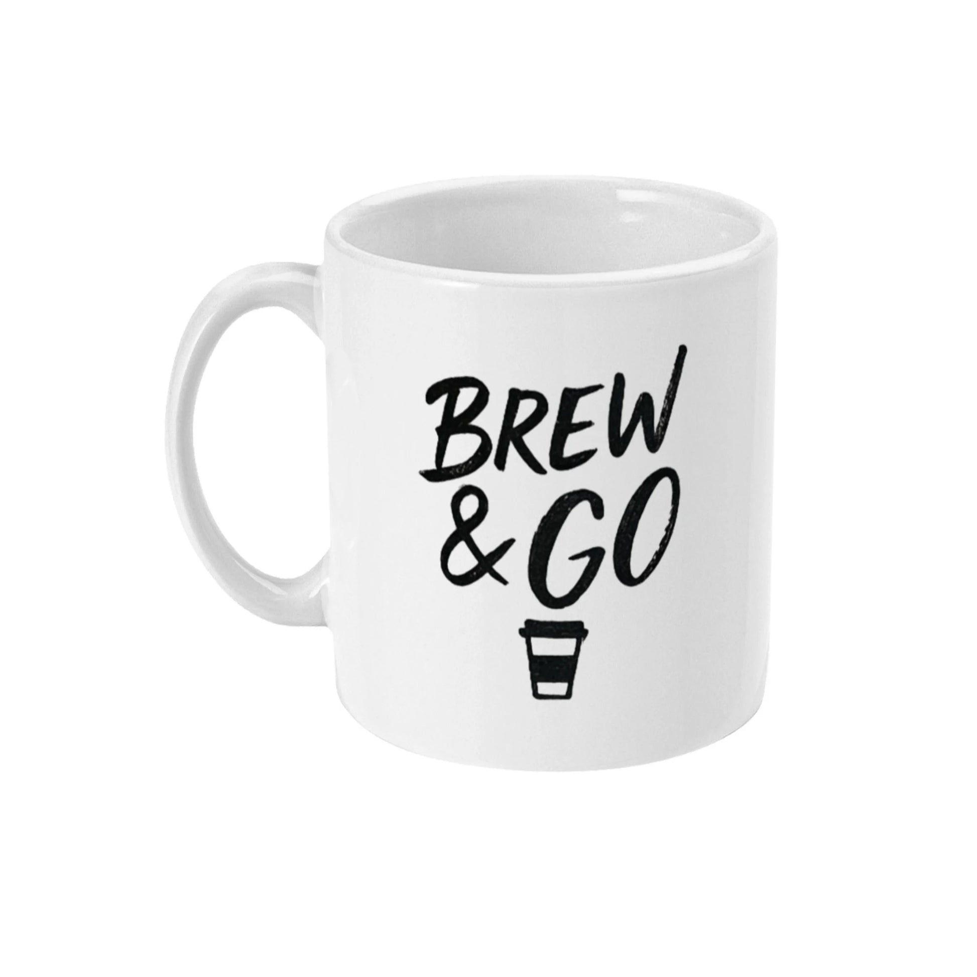 Vooraanzicht van witte keramische koffiemok met de tekst 'Brew & Go', geschikt voor links- en rechtshandigen.