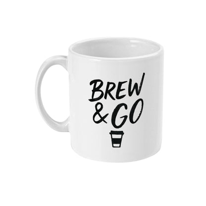 Vooraanzicht van witte keramische koffiemok met de tekst 'Brew & Go', geschikt voor links- en rechtshandigen.