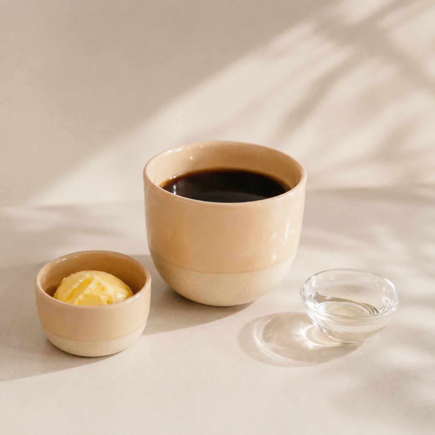Bulletproof koffie met zwarte koffie, MCT-olie en boter als vetrijke keto-koffie.
