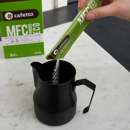 Een zakje Cafetto MFC Powder Eco wordt in een zwarte kan geleegd
