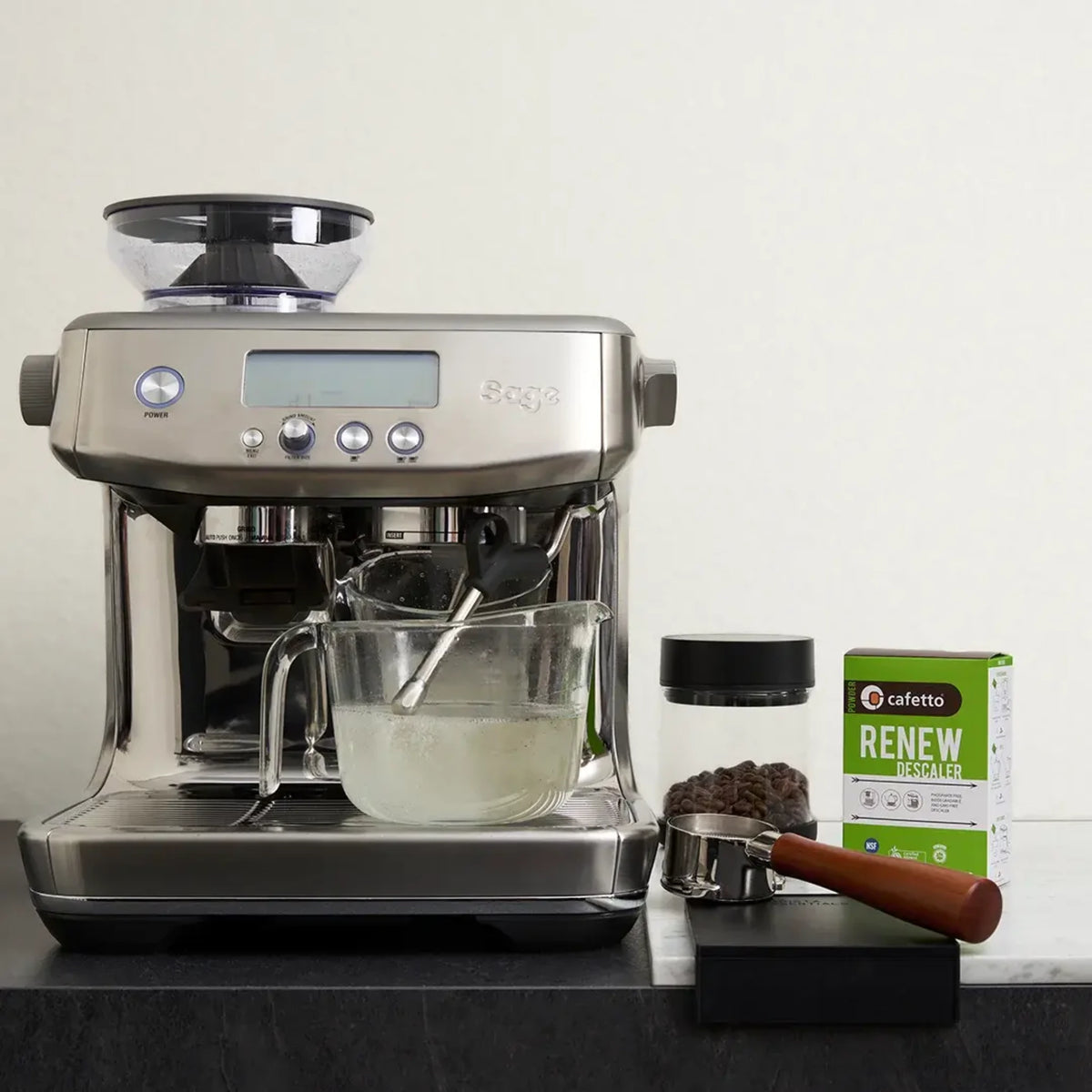 Glazen kan onder de stoompijp met Cafetto Renew op het werkblad
