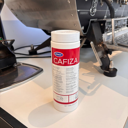 Urnex Cafiza espresso reiniger bij horeca-espressomachine – professionele schoonmaakoplossing voor barista’s