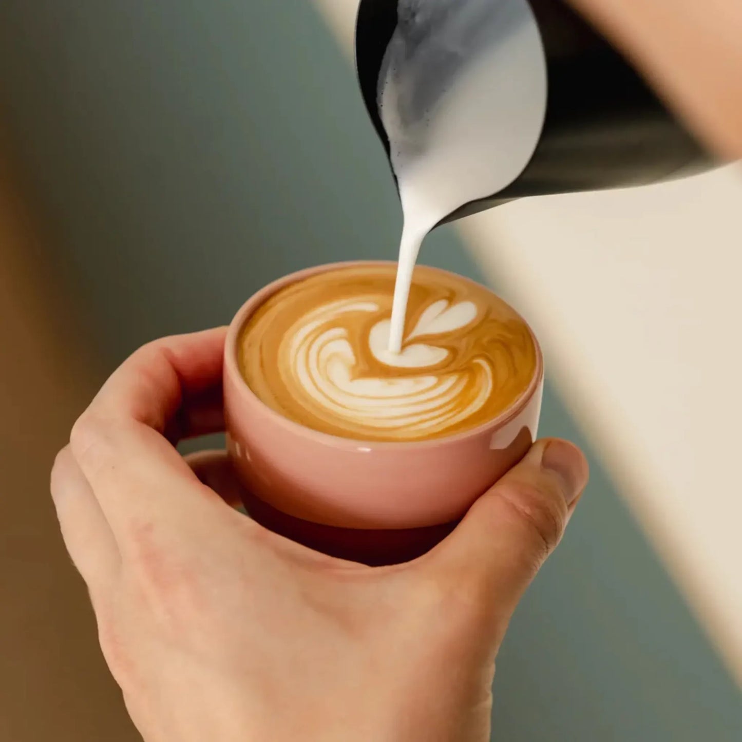 Latte art wordt gegoten in een roze cappuccino kopje van 180 ml porselein – handgemaakt en perfect afgestemd op thuisbarista’s met Sage, De’Longhi of Philips machines met stoompijpje. Dunne wanden warmen snel op voor perfecte microfoam.