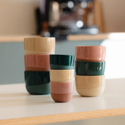 Zandgeel cappuccino kopje in combinatie met andere kleuren handgemaakte kopjes. Populair bij liefhebbers van design en koffie thuis.