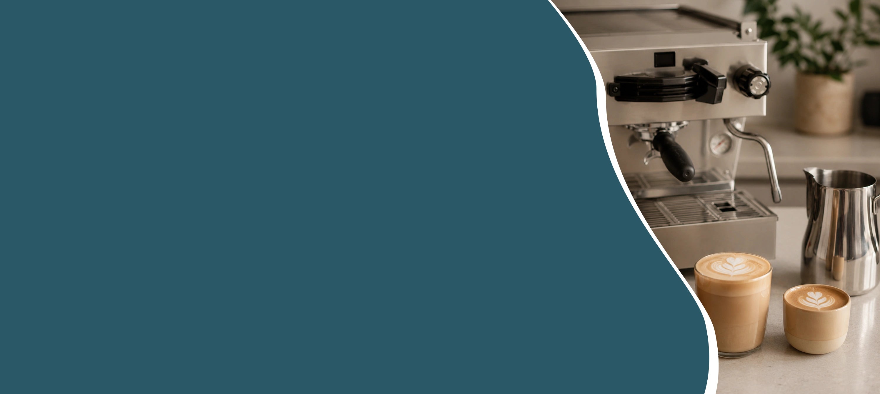 Heroo banner van een cappuccino, latte en flat white naast een RVS melkkan en espressomachine voor thuisbarista’s die goed melkschuim willen maken