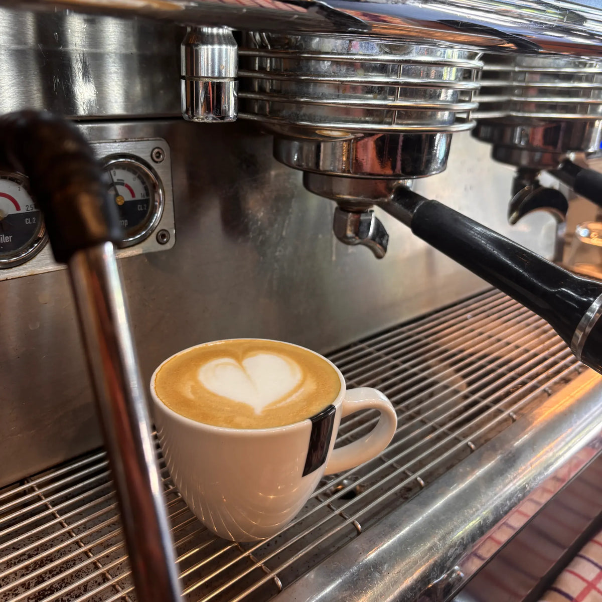 Cappuccino bereid op een professionele espressomachine tijdens een zakelijke barista workshop en koffietraining.