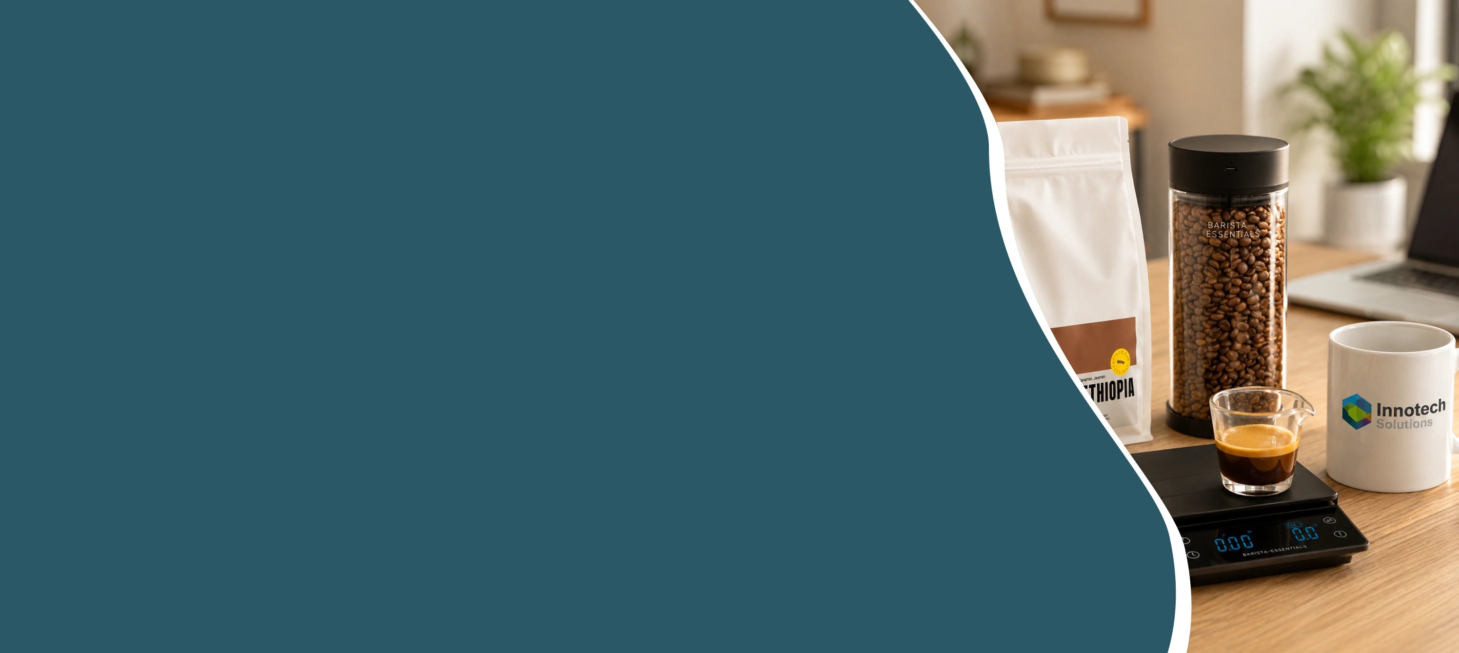 Hero banner van een compacte barista setup voor thuiswerken en kantoor met koffieweegschaal, espresso shotglas, vacuüm voorraadpot en koffiemok op een rustige werkplek.