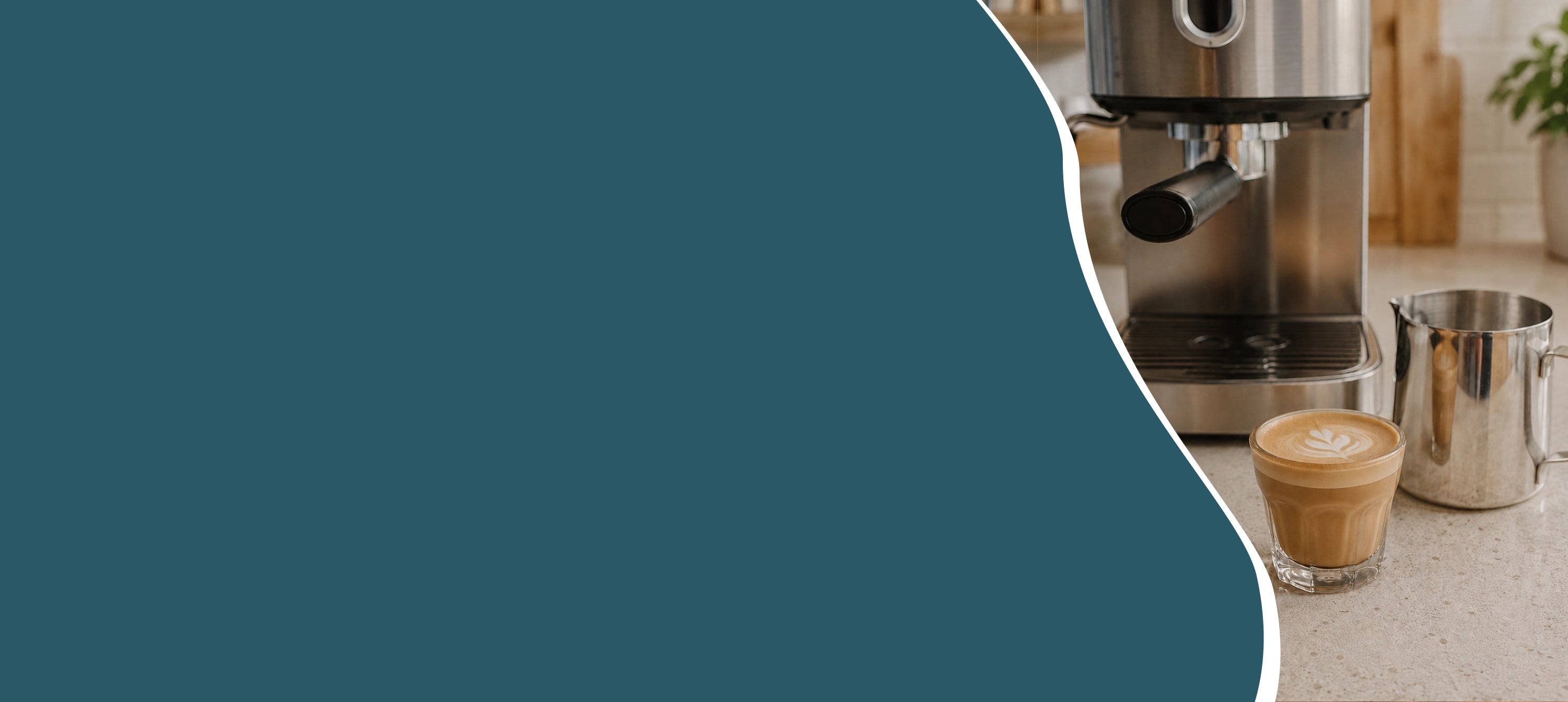 Hero banner met cortado van espresso en warme melk in een klein glas naast een espressomachine en melkkan