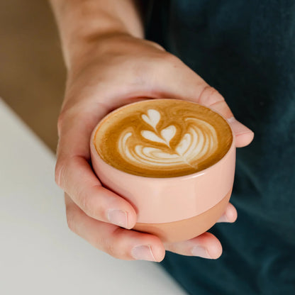 Handgemaakte latte met Cuba koffiebonen, gezet op een Quickmill espressomachine met hartvormige latte art.