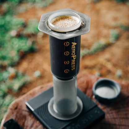 De papieren koffie filters voor de Aeropress Coffee Maker & GO zijn onmisbaar bij de bereiding van filterkoffie. De microfilters voor de Aeropress houden koffiegruis en vetten tegen, en maken de benodigde druk voor de Aeropress methode. De papieren filters worden gebruik bij de Aeropress Coffee Maker en de Aeopress Go.