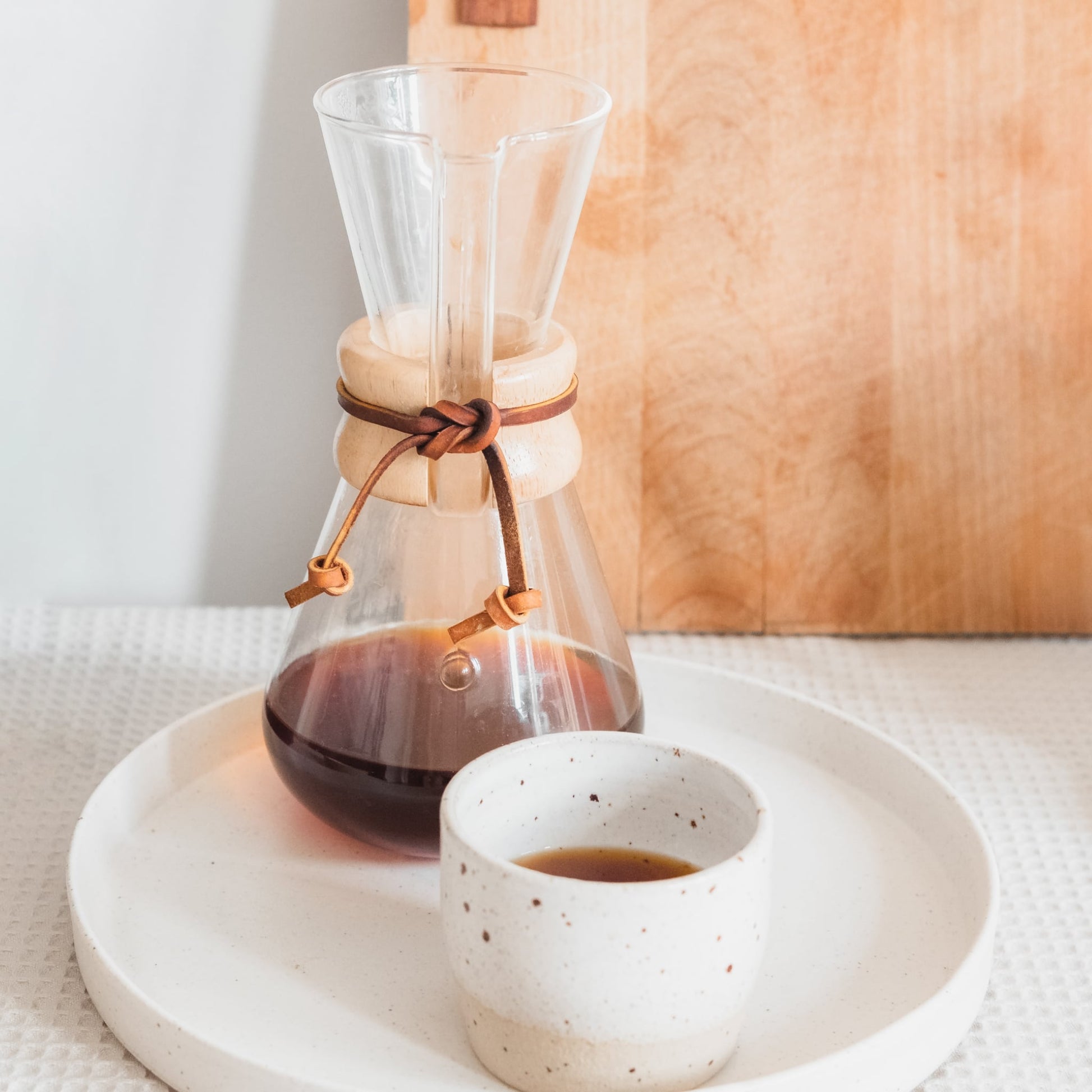 De Chemex 3 kops filtermethode is een klassiek design van glas, hout en leren koorden. Deze 3kops Chemex is geschikt voor enkele kopjes filterkoffie. De originele Chemex 3kops zorgt voor een unieke koffie ervaring. Geniet van je filterkoffie! Dit item wordt in Nederland verpakt en verzonden. Lekker makkelijk en snel! 