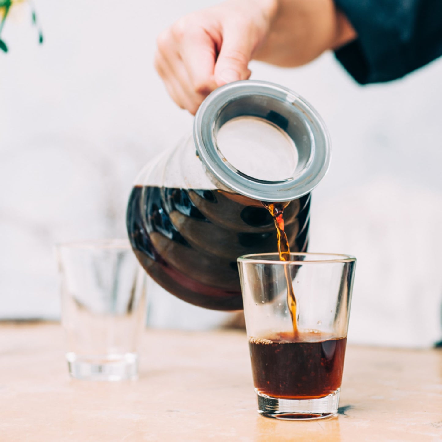 Deze Hario Clear Server van Glas is gemaakt voor ongeveer drie kopjes filterkoffie. Het glazen deksel van de Hario Clear Server van glas bevat een rubberen rand, die de koffie in het kannetje warm houdt. Met zijn elegante vorm en lichte bollingen krijgt deze Hario Clear Server voor Filterkoffie de bekende Japanse feel.