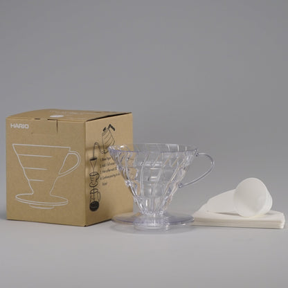 De Hario V60 kunststof dripper 02 voor filterkoffie helpt jou de kunst van filterkoffie ontdekken. Met deze elegante Hario V60 dripper van plastic, maak jij de lekkerste filterkoffie thuis. De Hario V60 dripper zorgt voor de beste filterkoffie extractie. 