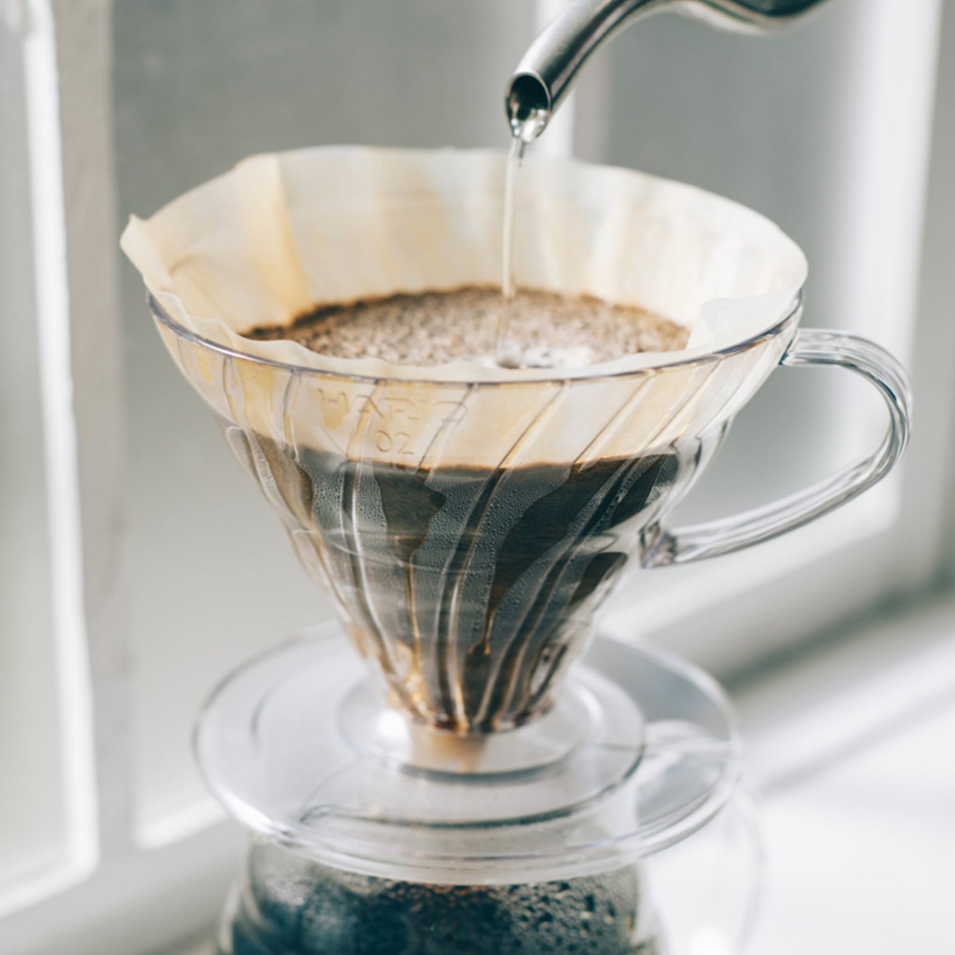 De Hario V60 kunststof dripper 02 voor filterkoffie helpt jou de kunst van filterkoffie ontdekken. Met deze elegante Hario V60 dripper van plastic, maak jij de lekkerste filterkoffie thuis. De Hario V60 dripper zorgt voor de beste filterkoffie extractie. 