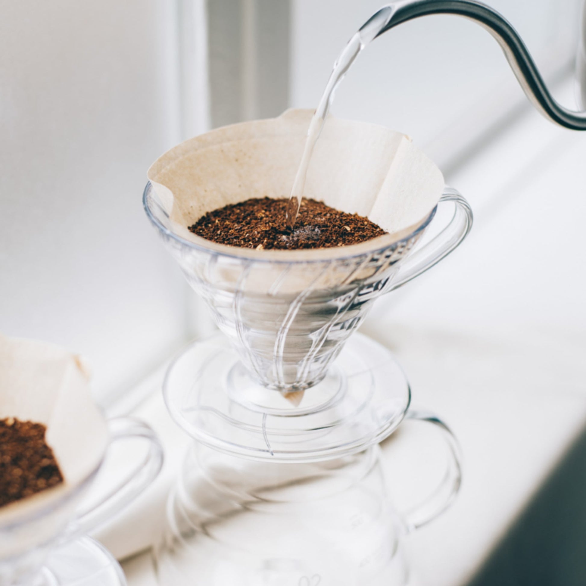 De Hario V60 kunststof dripper 02 voor filterkoffie helpt jou de kunst van filterkoffie ontdekken. Met deze elegante Hario V60 dripper van plastic, maak jij de lekkerste filterkoffie thuis. De Hario V60 dripper zorgt voor de beste filterkoffie extractie. 