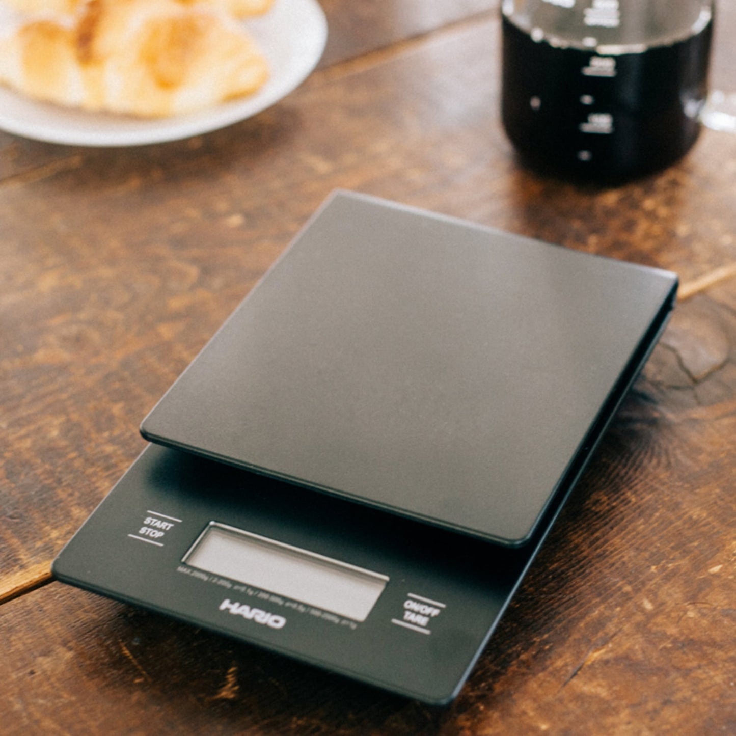 Hario Weegschaal met timer voor jouw koffiebereiding. Vooraanzicht.