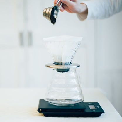 Hario Weegschaal met timer voor jouw koffiebereiding. Zijaanzicht.