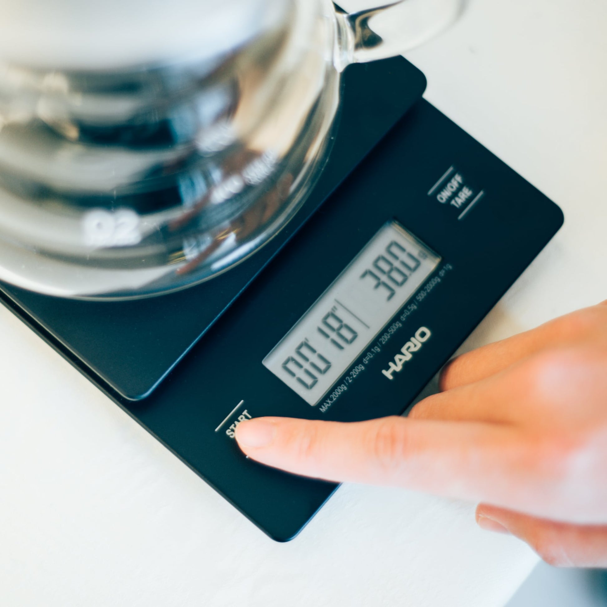 Hario Weegschaal met timer voor jouw koffiebereiding. Vooraanzicht.