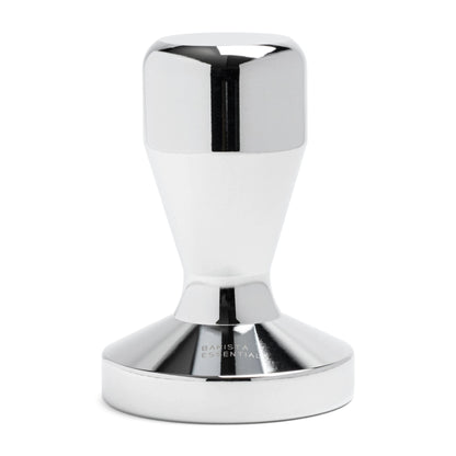 De koffie tamper 58mm RVS voor espresso bereiding, is een elegante barista tool voor de thuis barista. Met de koffie tamper van Barista Essentials zorg je voor een horizontaal koffiebed. Daarmee wordt water gelijkmatig over de gemalen koffiebonen verdeeld. Een must have voor de thuisbarista en ideal als koffiecadeau.