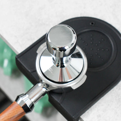 De koffie tamper 58mm RVS voor espresso bereiding, is een elegante barista tool voor de thuis barista. Met de koffie tamper van Barista Essentials zorg je voor een horizontaal koffiebed. Daarmee wordt water gelijkmatig over de gemalen koffiebonen verdeeld. Een must have voor de thuisbarista en ideal als koffiecadeau.