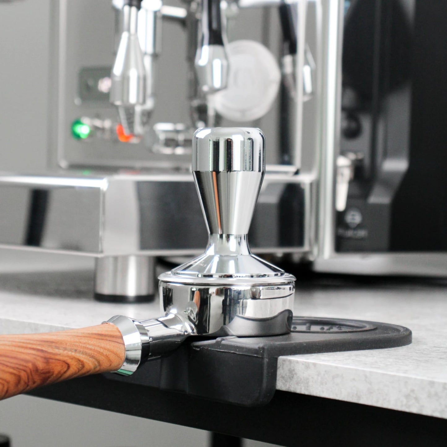 De koffie tamper 58mm RVS voor espresso bereiding, is een elegante barista tool voor de thuis barista. Met de koffie tamper van Barista Essentials zorg je voor een horizontaal koffiebed. Daarmee wordt water gelijkmatig over de gemalen koffiebonen verdeeld. Een must have voor de thuisbarista en ideal als koffiecadeau.