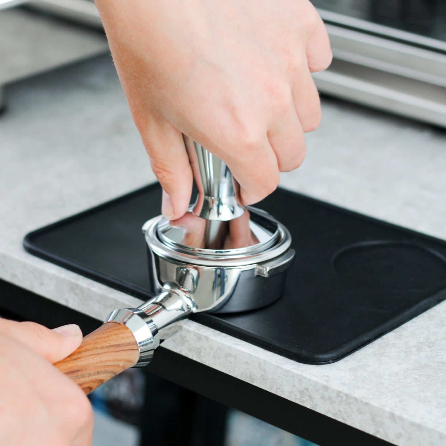 De koffie tamper 58mm RVS voor espresso bereiding, is een elegante barista tool voor de thuis barista. Met de koffie tamper van Barista Essentials zorg je voor een horizontaal koffiebed. Daarmee wordt water gelijkmatig over de gemalen koffiebonen verdeeld. Een must have voor de thuisbarista en ideal als koffiecadeau.