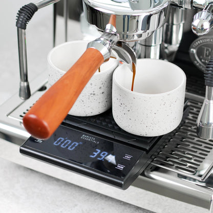 De koffie weegschaal met timer functie van Barista Essentials helpt de thuis barista met precisie koffie te bereiden. Door de koffie in je filterdrager of filterkoffie dripper te wegen, hou je de controle over de extractie van jouw favoriete koffie. Deze weegschaal maakt jouw filterkoffie en cappuccino helemaal af.