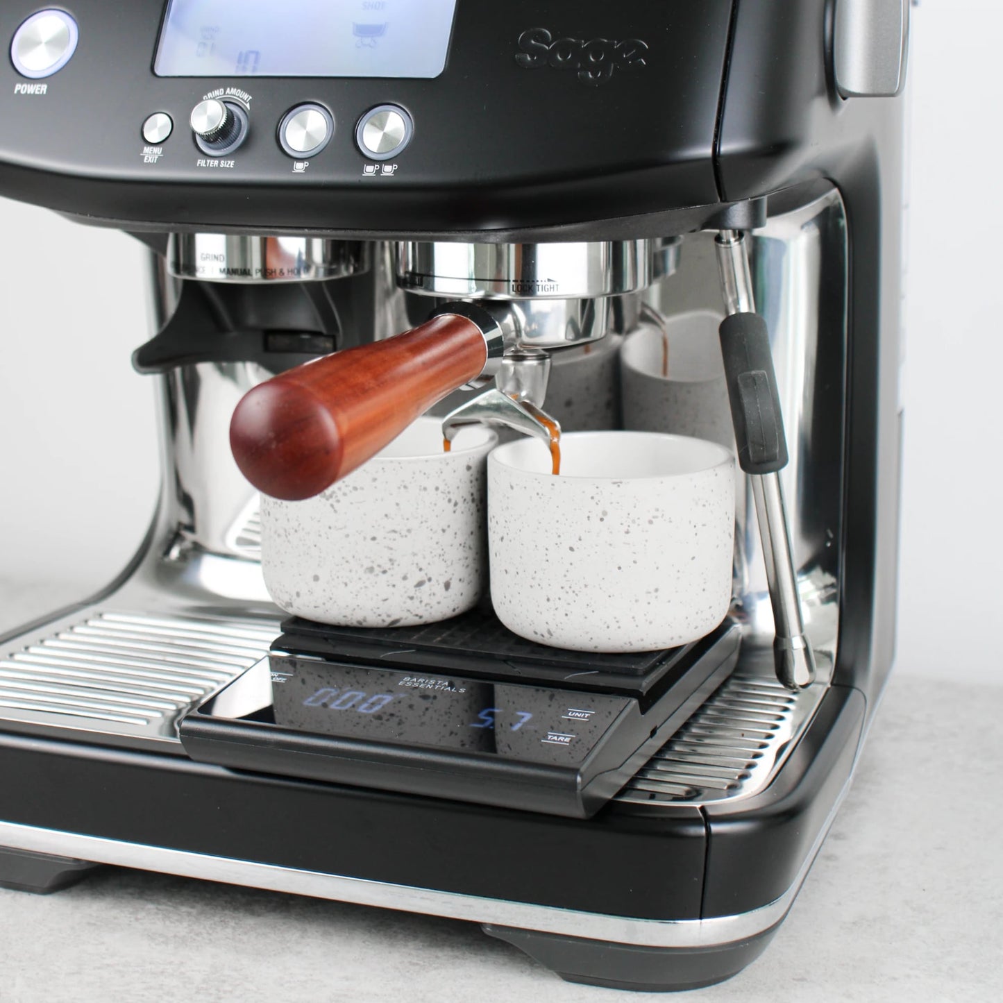 De koffie weegschaal met timer functie van Barista Essentials helpt de thuis barista met precisie koffie te bereiden. Door de koffie in je filterdrager of filterkoffie dripper te wegen, hou je de controle over de extractie van jouw favoriete koffie. Deze weegschaal maakt jouw filterkoffie en cappuccino helemaal af.