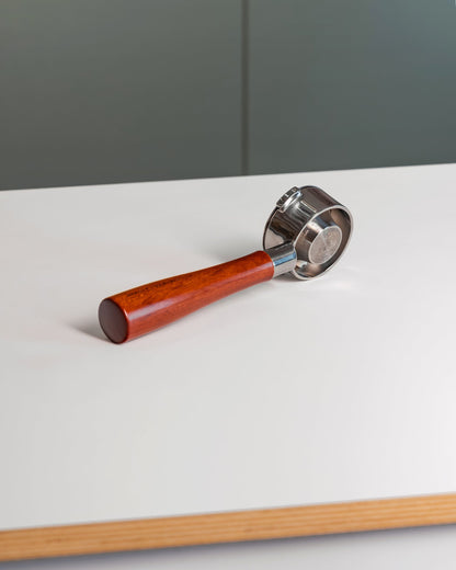Convex filterbakje van 54 mm in een naked portafilter op een werkblad